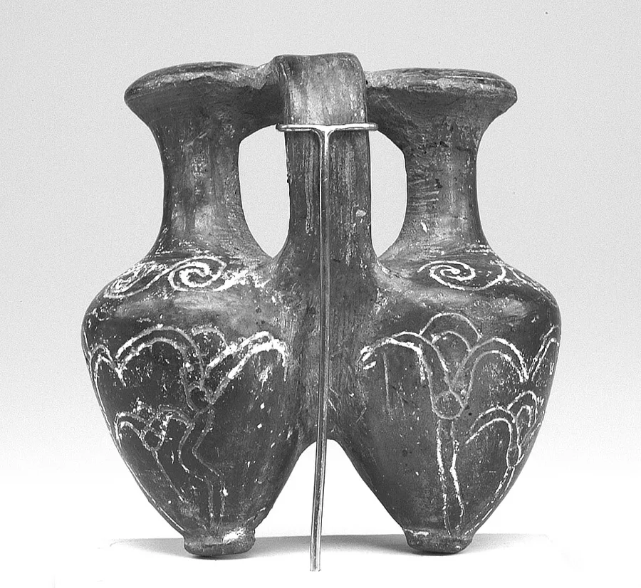 Double "Tell el-Yahudiya" Vase with Incised Lotus Flowers, probably manufactured in Egypt — تصویر رکورد ویکیداده