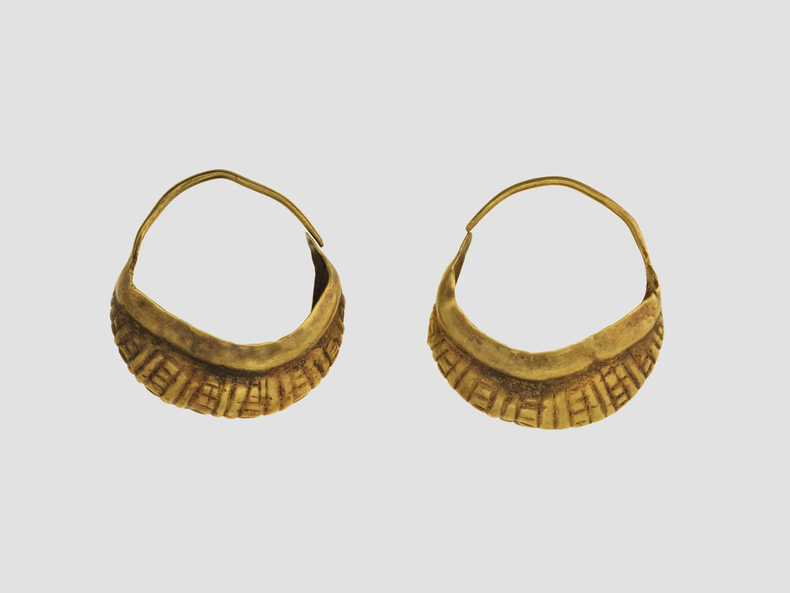 Earrings — تصویر رکورد موزهٔ متروپولیتن (دسترسی آزاد)