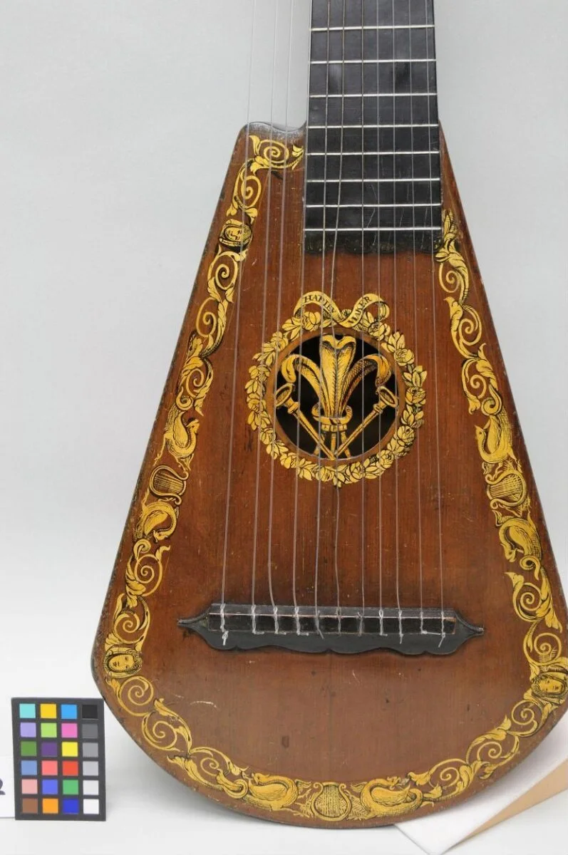 Harp-lute-guitar — تصویر رکورد موزهٔ ویکتوریا و آلبرت