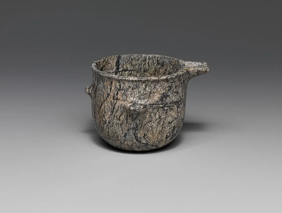 Steatite vase with spout and lugs — تصویر رکورد ویکیداده