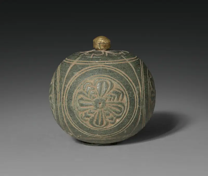 Miniature Stone Reliquary or Toilette Casket — تصویر رکورد موزهٔ هنر کلیولند (دسترسی آزاد)