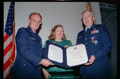 Fotografie: Verabschiedung von Lieutenant Colonel Petty, Commander U.S. Air Force Technical Assistance Field Team, in Berlin-Tempelhof — تصویر رکورد یوروپیانا