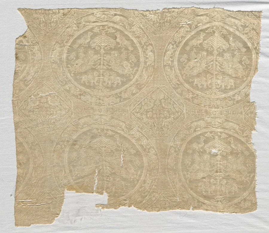 Fragment with confronted animal medallions and kufic bands — تصویر رکورد موزهٔ هنر کلیولند (دسترسی آزاد)