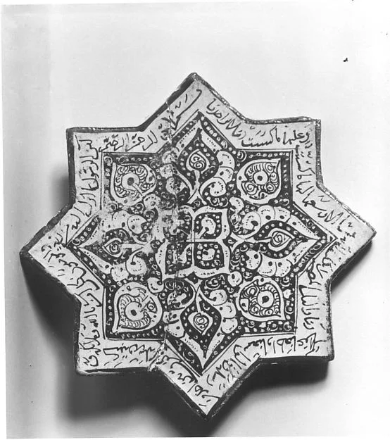 Star-Shaped Tile — تصویر رکورد موزهٔ متروپولیتن (دسترسی آزاد)
