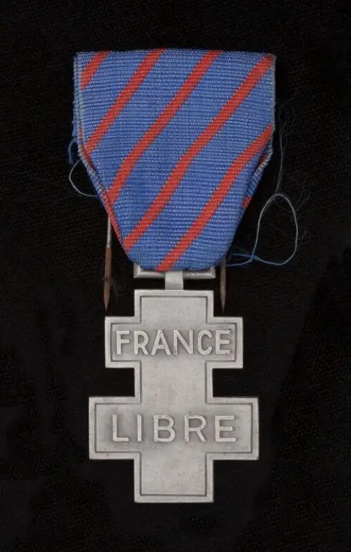Medal: Medal presented to Alice Delysia — تصویر رکورد موزهٔ ویکتوریا و آلبرت