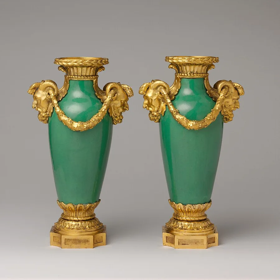 Pair of mounted vases (vase à monter) — تصویر رکورد ویکیداده