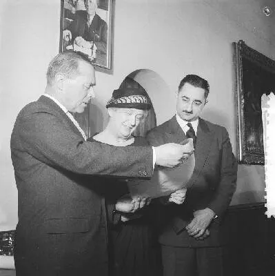 Uitreiking \"Edward Award Medal\". Postuum toegekend aan dr. A. Plesman en uitgereikt aan zijn weduwe mevr. S.J. Plesman-Van Eijck in de rolzaal van de Ridderzaal te Den Haag. Links Fons Aler, preside — تصویر رکورد یوروپیانا