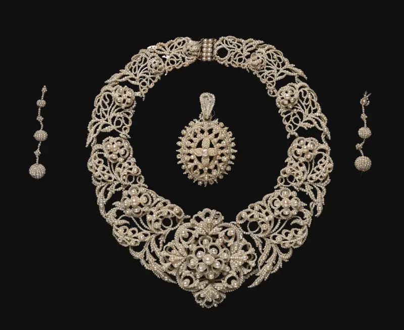 Parure: Necklace, Pendant, Earrings — تصویر رکورد موزهٔ هنر کلیولند (دسترسی آزاد)