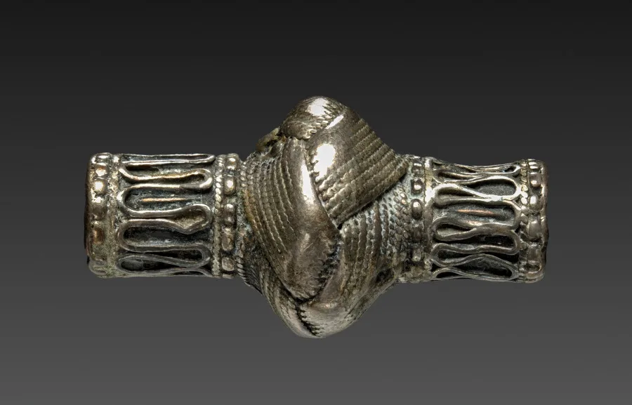 Slide from a Watch Chain — تصویر رکورد موزهٔ هنر کلیولند (دسترسی آزاد)