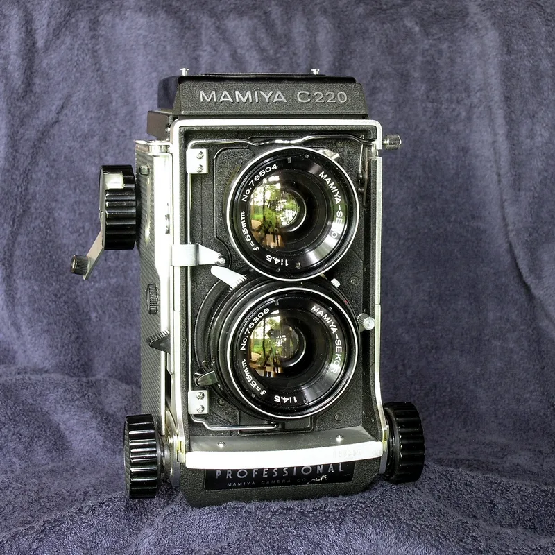 Mamiya C220 — تصویر رکورد ویکیداده