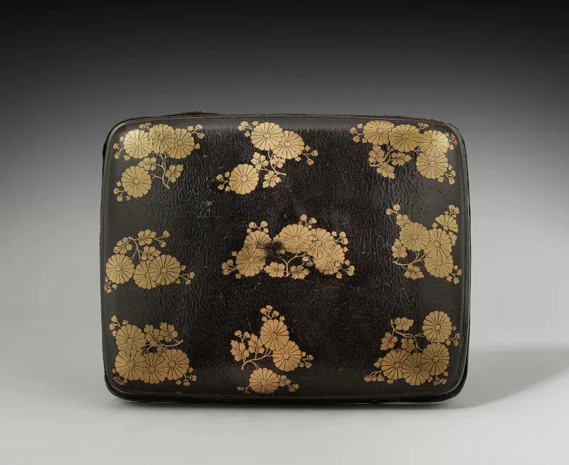 Cosmetics Box with Chrysanthemums (lid) — تصویر رکورد موزهٔ هنر کلیولند (دسترسی آزاد)