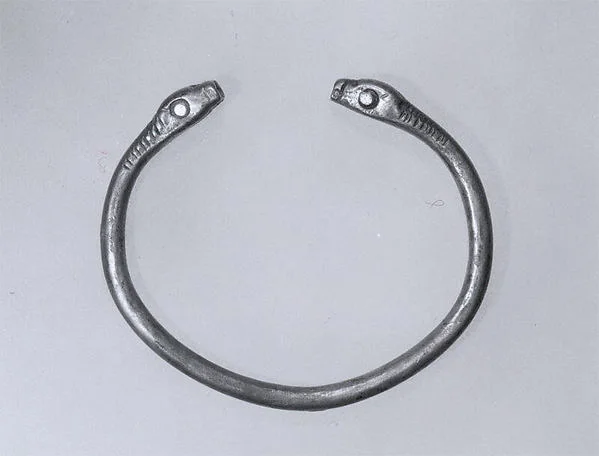 Bracelet — تصویر رکورد موزهٔ متروپولیتن (دسترسی آزاد)
