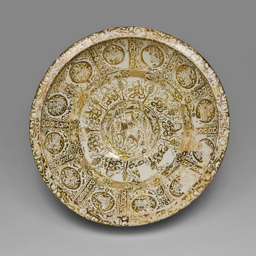 Serving Bowl with Miniature Figures, Arabic Blessings, and Persian Poetry — تصویر رکورد مؤسسهٔ هنر شیکاگو (دسترسی آزاد)