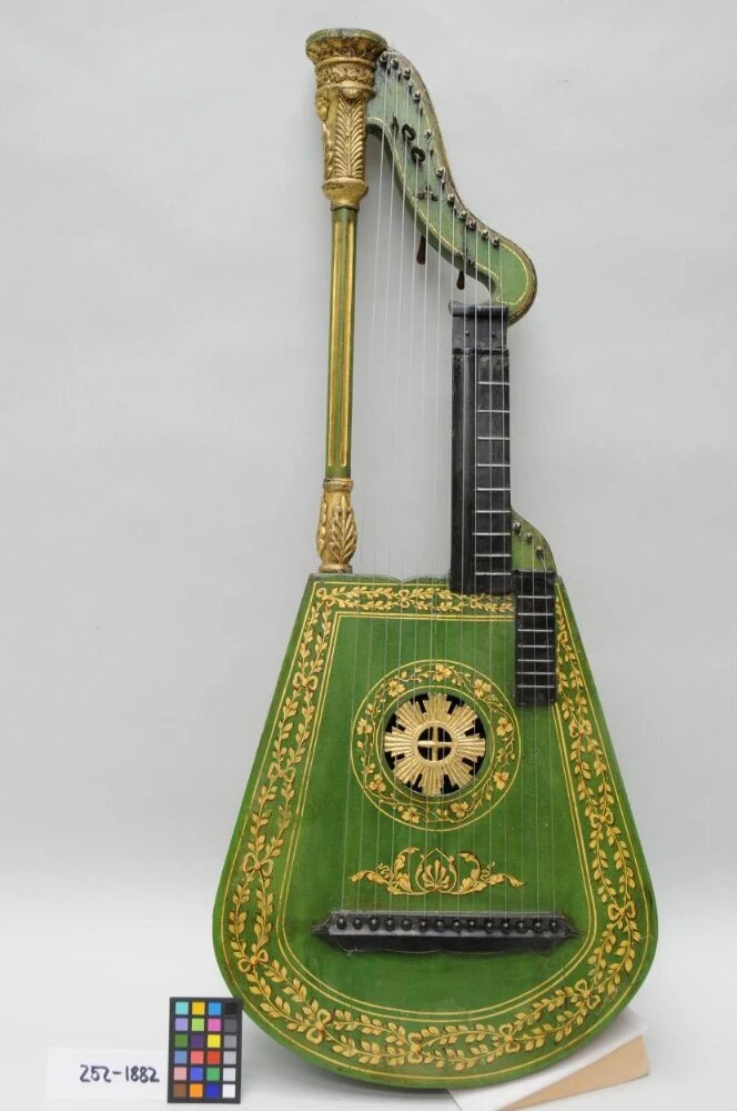 Harp-lute — تصویر رکورد موزهٔ ویکتوریا و آلبرت