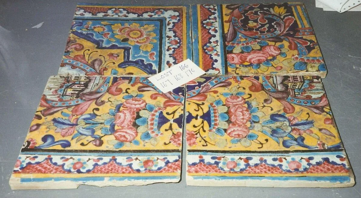 Tehran Wall Tile depicting Roses in Fantasy Architecture — تصویر رکورد موزهٔ ویکتوریا و آلبرت