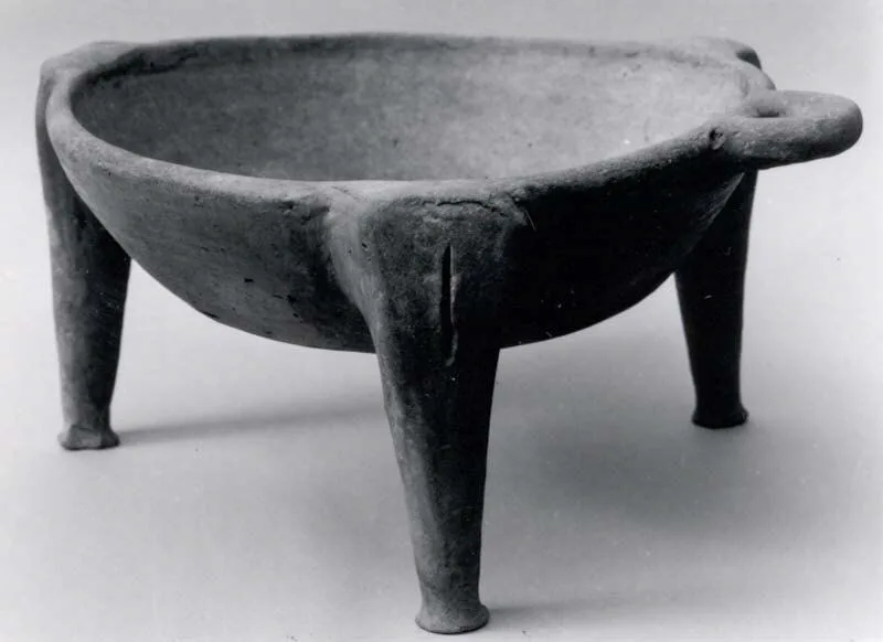 Tripod bowl — تصویر رکورد موزهٔ متروپولیتن (دسترسی آزاد)