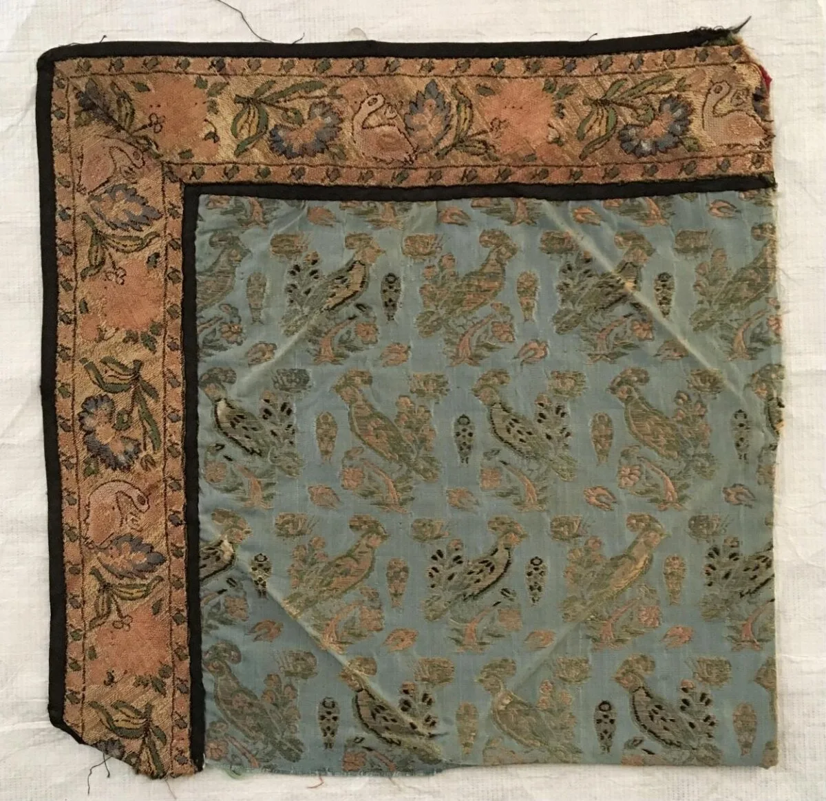 Bordered silk panel fragment — تصویر رکورد موزهٔ ویکتوریا و آلبرت