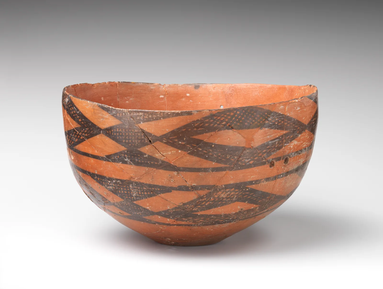 Bowl with cross-hatched decoration — تصویر رکورد موزهٔ متروپولیتن (دسترسی آزاد)