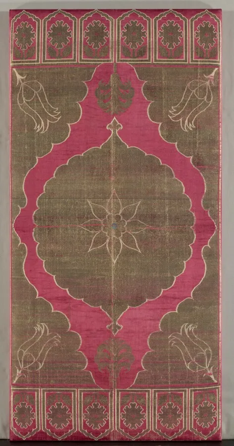 Brocaded Silk Cushion Cover & Iranian Striped Silk Surround — تصویر رکورد موزهٔ هنر کلیولند (دسترسی آزاد)