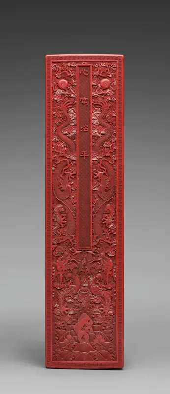 Cover for a Carved Lacquer Scroll Box — تصویر رکورد موزهٔ هنر کلیولند (دسترسی آزاد)