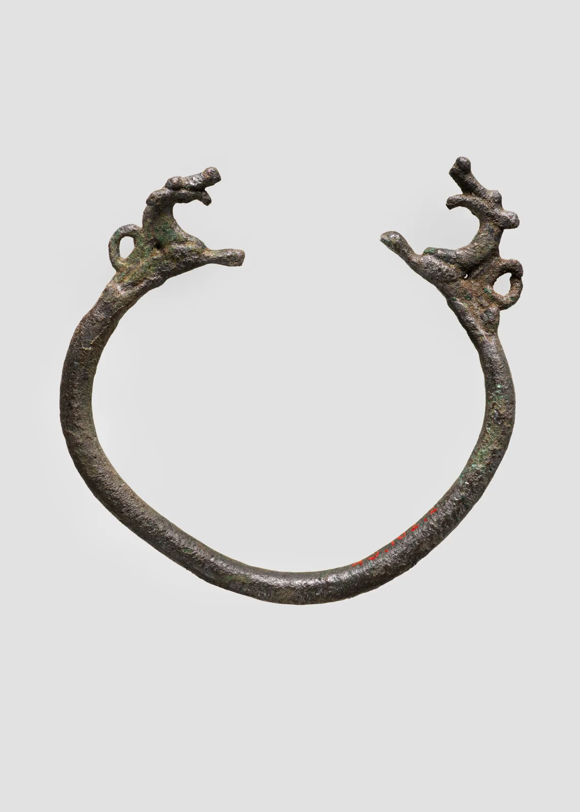 Bracelet with animal terminals — تصویر رکورد موزهٔ متروپولیتن (دسترسی آزاد)