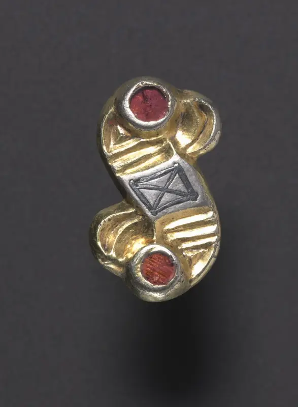 S-Shaped Fibula — تصویر رکورد موزهٔ هنر کلیولند (دسترسی آزاد)