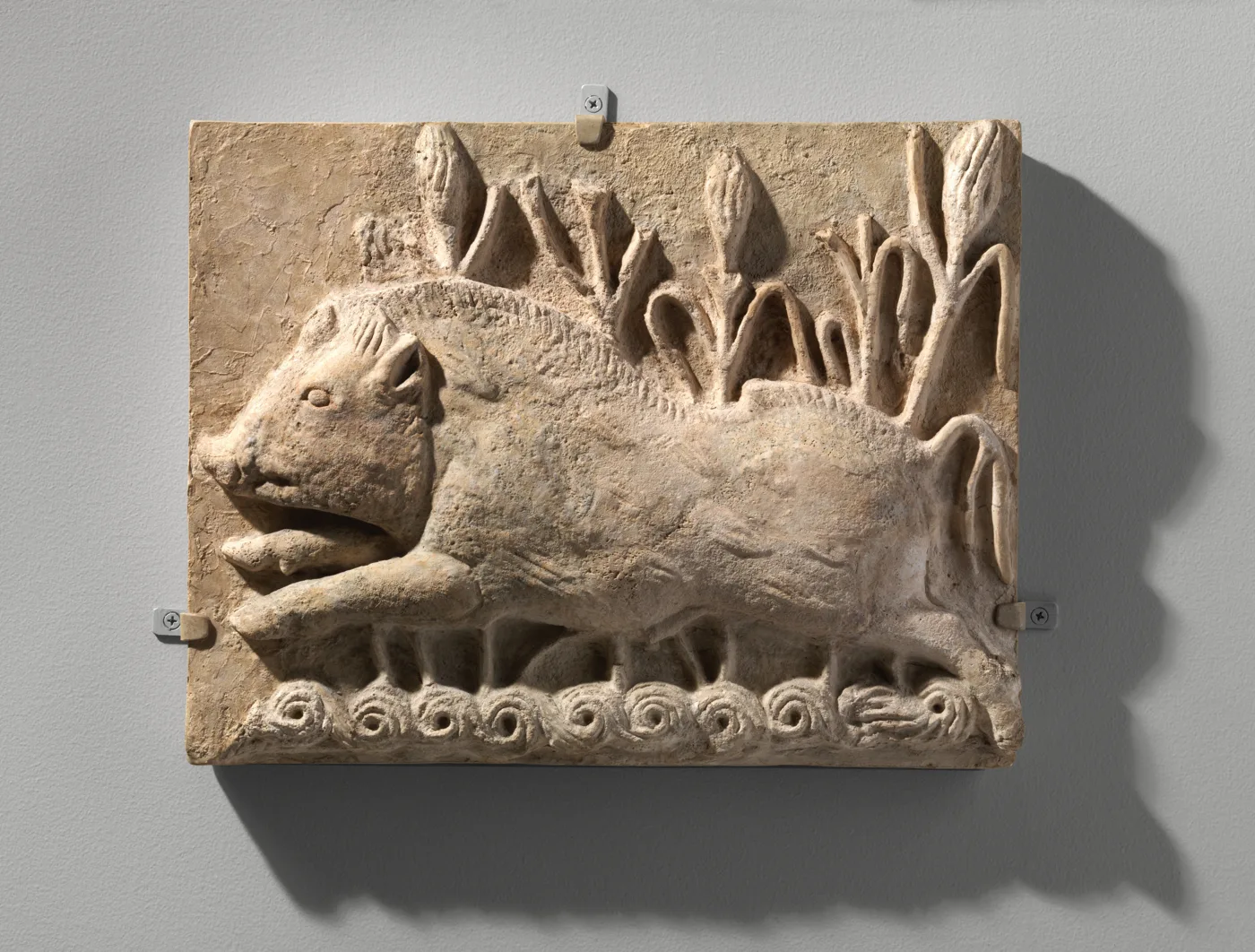 Wall panel with a charging boar — تصویر رکورد موزهٔ متروپولیتن (دسترسی آزاد)