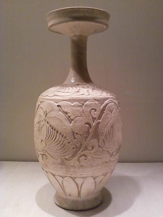 Vase with carved peony scrolls — تصویر رکورد ویکیداده