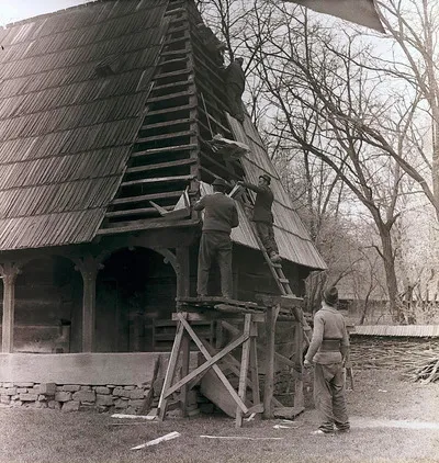 Secvențe din Muzeul Satului - restaurarea învelitorii din draniță a casei Berbești, jud. Maramureș (1980) — تصویر رکورد یوروپیانا