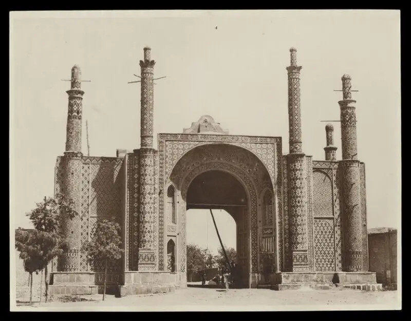 photograph: Possibly a gate into Tehran, Iran — تصویر رکورد موزهٔ ویکتوریا و آلبرت