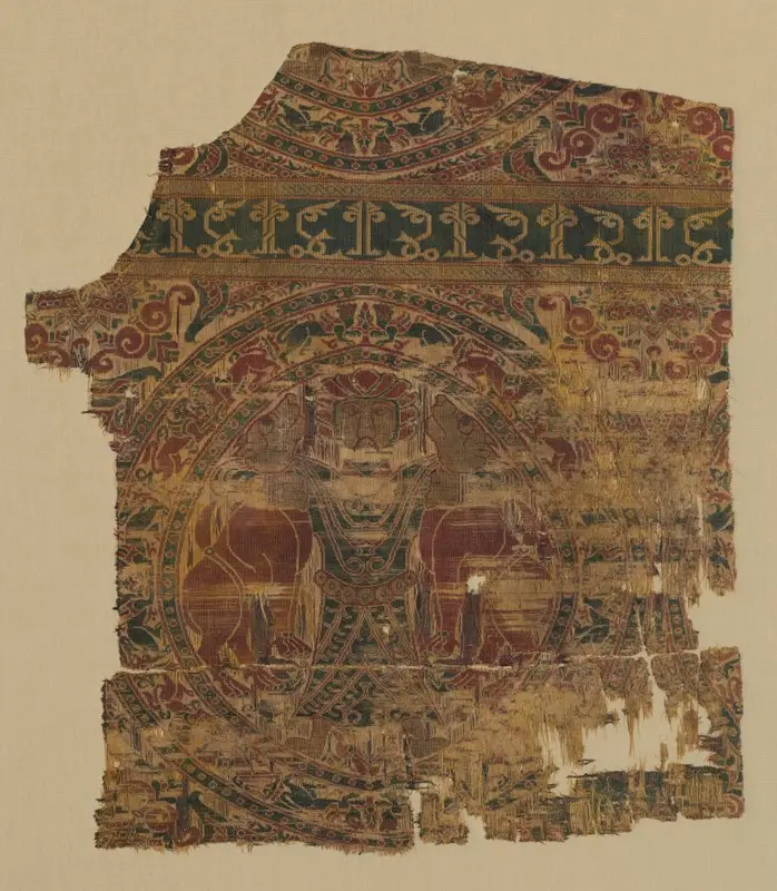 Fragment with Lion Strangler from a Dalmatic of Saint Bernard Calvo — تصویر رکورد موزهٔ هنر کلیولند (دسترسی آزاد)