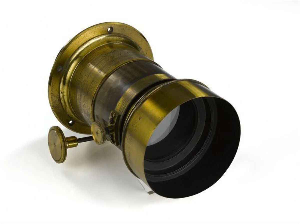 Camera lens belonging to Julia Margaret Cameron — تصویر رکورد موزهٔ ویکتوریا و آلبرت