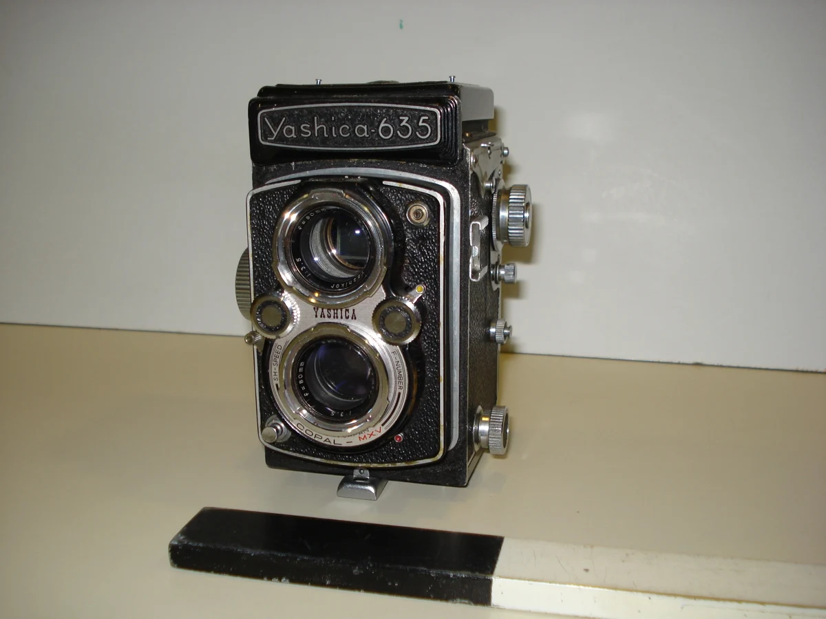 YASHICA 635 CAMERA IN SLEEVE — تصویر رکورد یوروپیانا