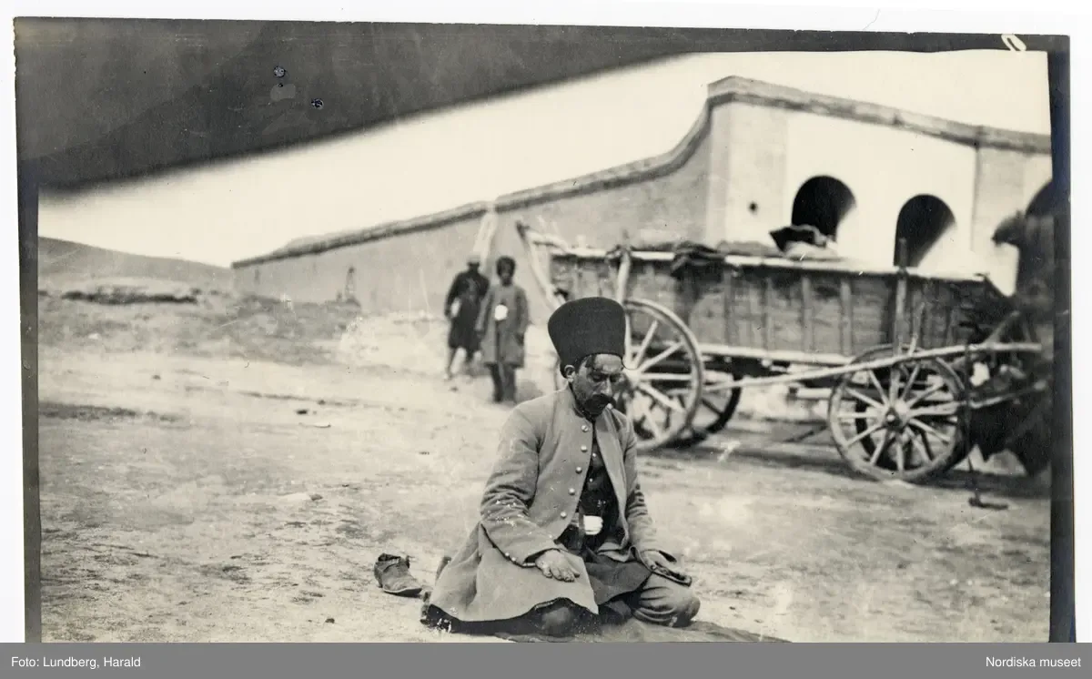 Manzariyeh, Persien. En man på knä på en bönematta. — تصویر رکورد یوروپیانا