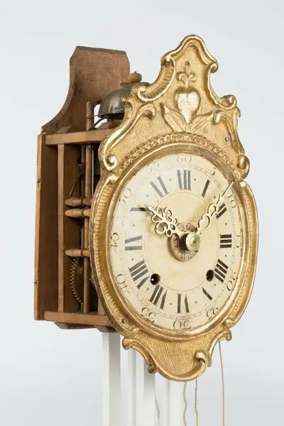 Uhr mit geschnitztem Schild, Johannes Schertzinger, wohl Rötenbach, um 1790 — تصویر رکورد یوروپیانا