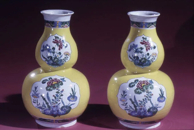Double-gourd vase (one of a pair) — تصویر رکورد ویکیداده