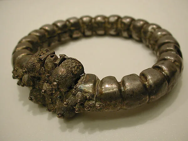 Bracelet — تصویر رکورد موزهٔ متروپولیتن (دسترسی آزاد)