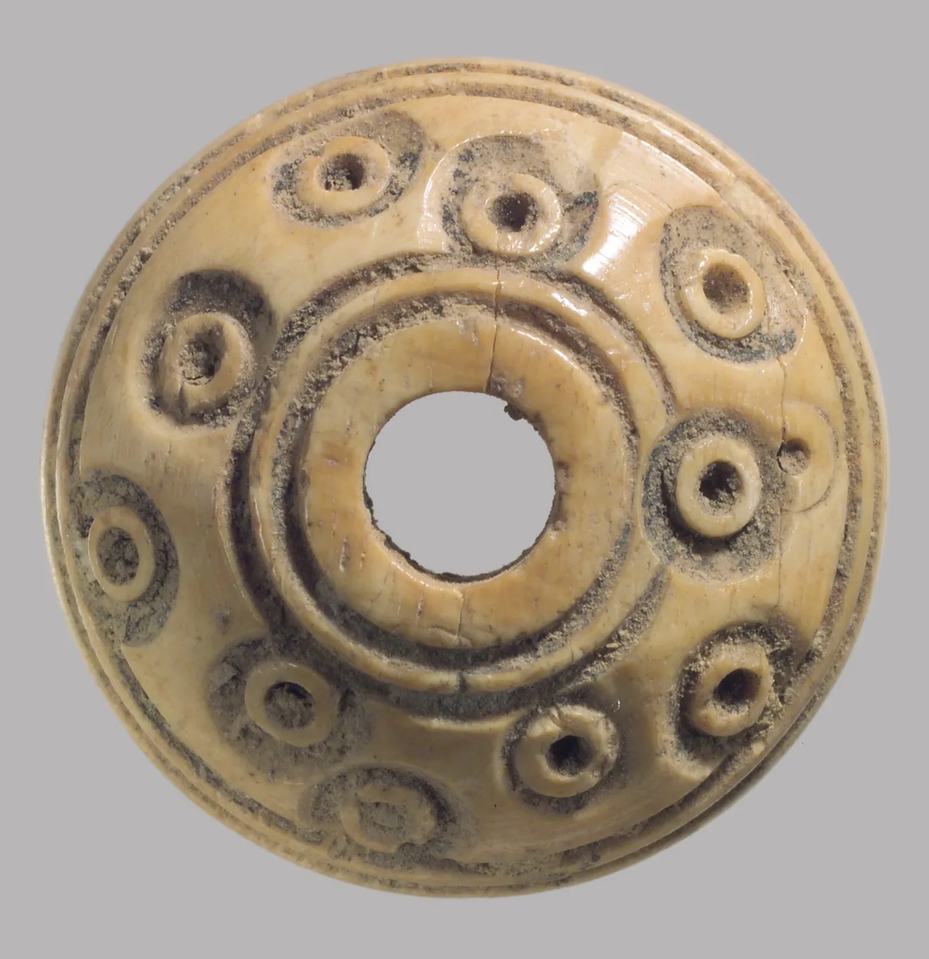 Button — تصویر رکورد موزهٔ متروپولیتن (دسترسی آزاد)