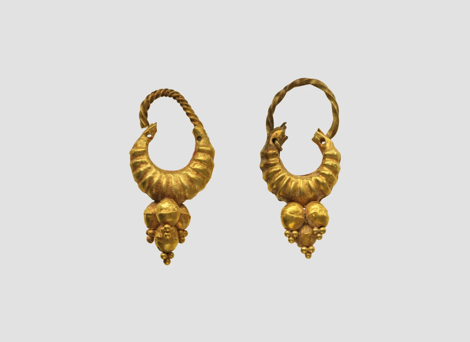 Earrings — تصویر رکورد موزهٔ متروپولیتن (دسترسی آزاد)