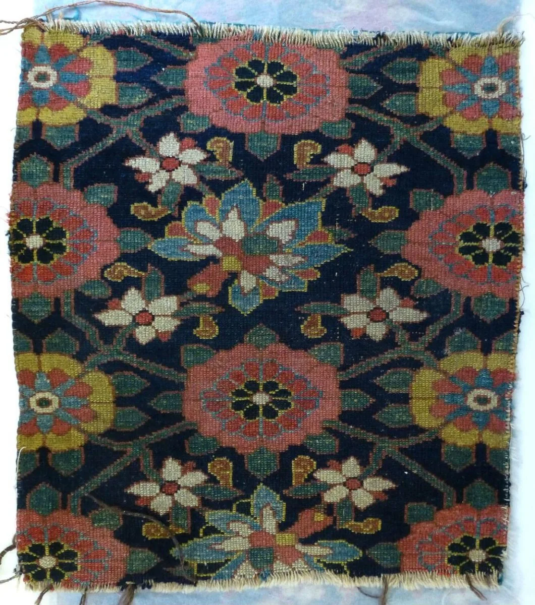 Carpet fragment — تصویر رکورد موزهٔ ویکتوریا و آلبرت