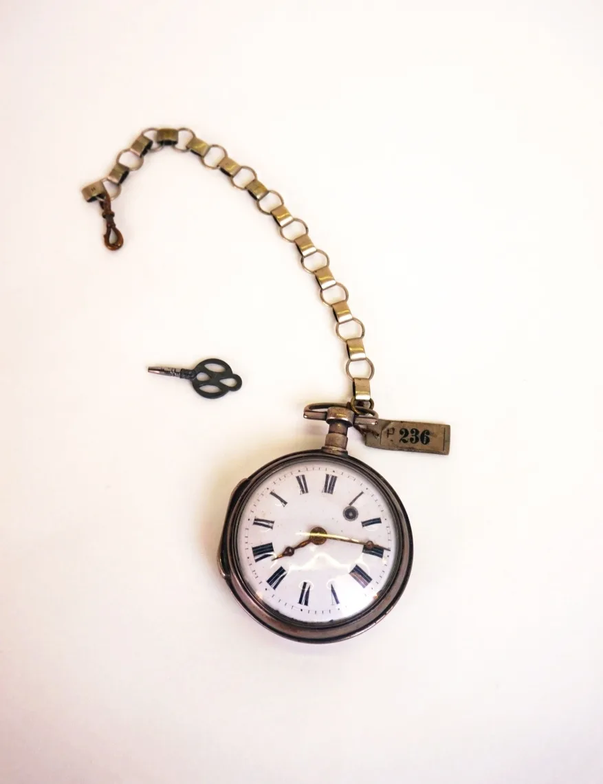 Taschenuhr mit silberner Kette — تصویر رکورد یوروپیانا