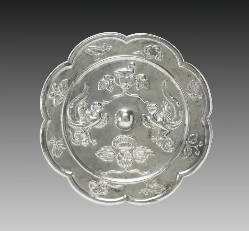 Lobed Mirror with Paired Phoenixes, a Nestling Bird, and a Lotus Blossom — تصویر رکورد موزهٔ هنر کلیولند (دسترسی آزاد)
