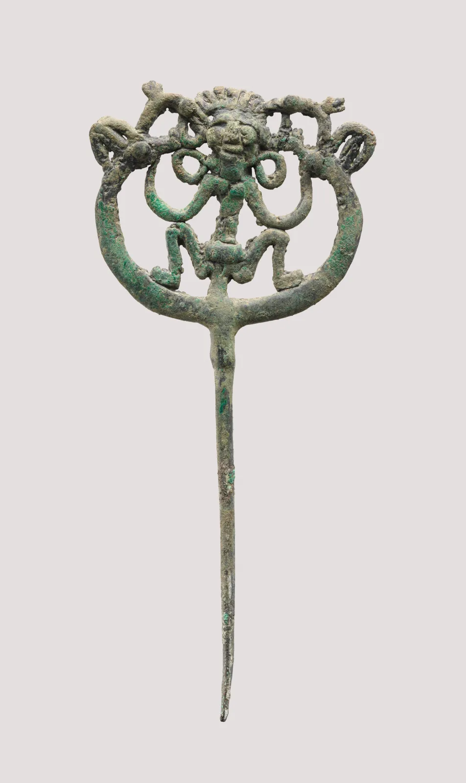 Openwork pin with a squatting female — تصویر رکورد موزهٔ متروپولیتن (دسترسی آزاد)