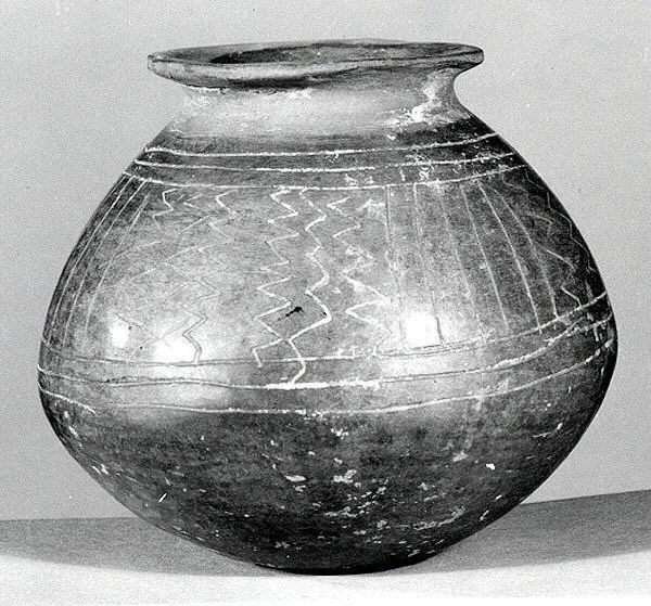 Jar with incised decoration — تصویر رکورد موزهٔ متروپولیتن (دسترسی آزاد)