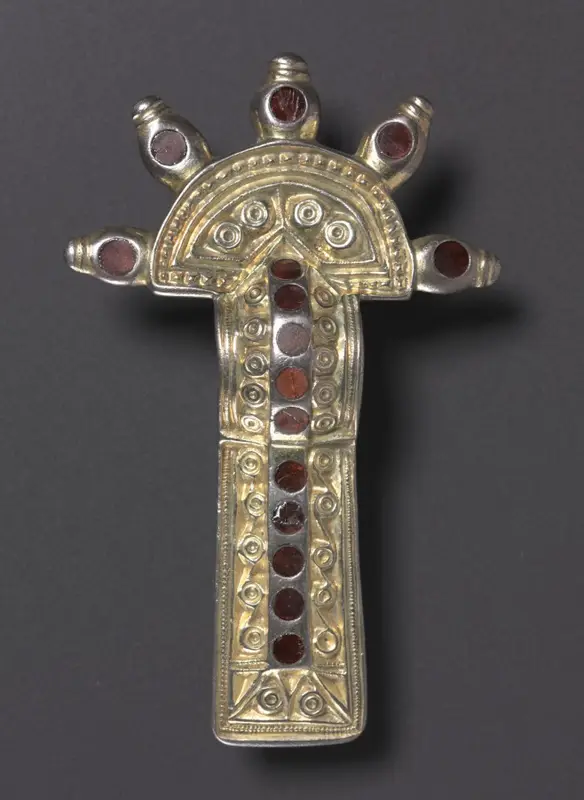 Bow Fibula — تصویر رکورد موزهٔ هنر کلیولند (دسترسی آزاد)