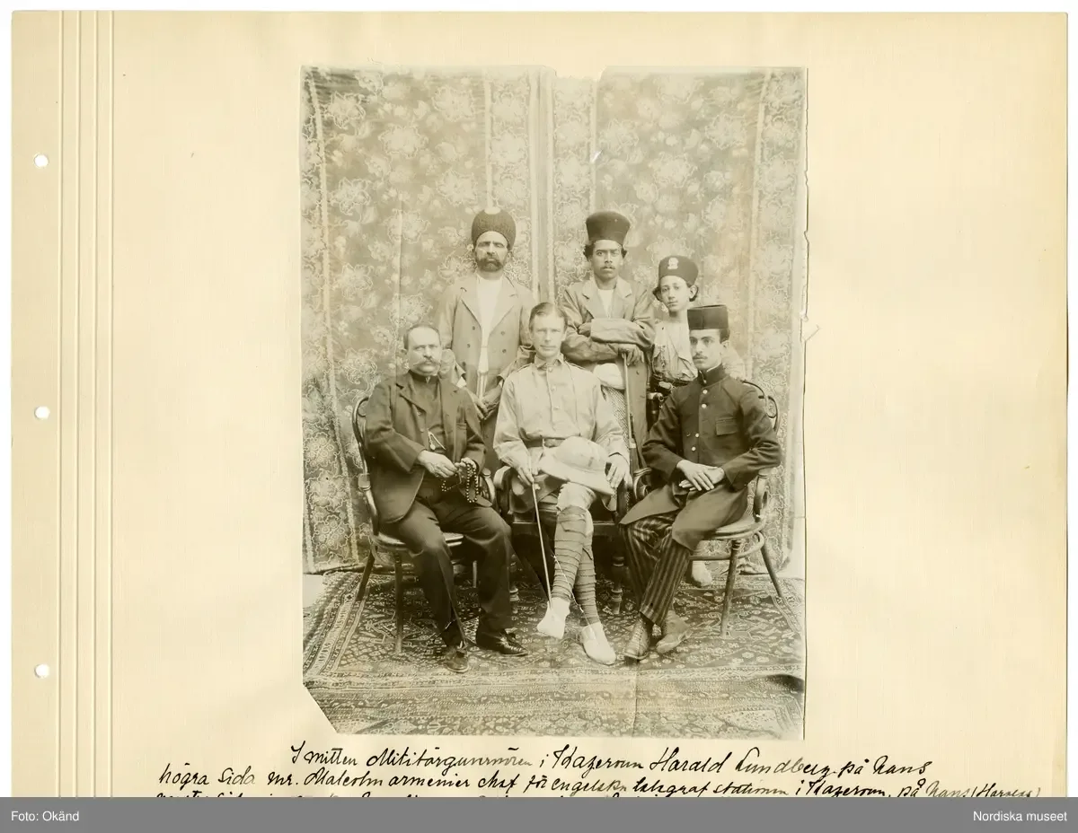 Grupporträtt. "I mitten militärguvernören i Kazeroun Harald Lundberg, på hans högra sida mr. Malcolm armenier chef för engelska telegrafstationen i Kazeroun, på hans (Haralds) venstra sida en mycket h — تصویر رکورد یوروپیانا
