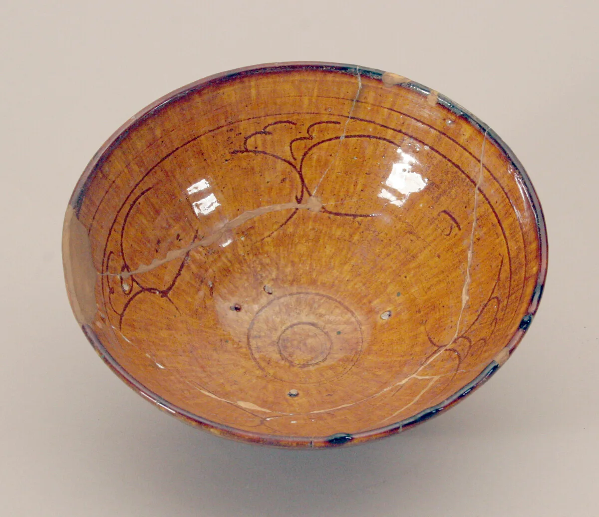 Brown Glazed Incised Bowl with Vegetal Motifs — تصویر رکورد مؤسسهٔ هنر شیکاگو (دسترسی آزاد)