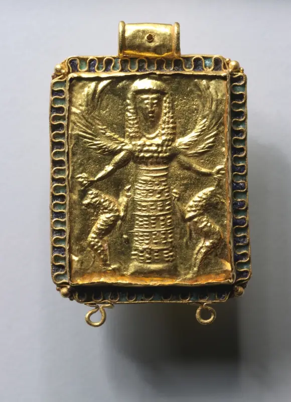 Daedalic Pendant with Potnia Theron (Mistress of the Animals) — تصویر رکورد موزهٔ هنر کلیولند (دسترسی آزاد)