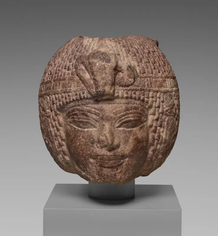 Head of Amenhotep III Wearing the Round Wig — تصویر رکورد موزهٔ هنر کلیولند (دسترسی آزاد)