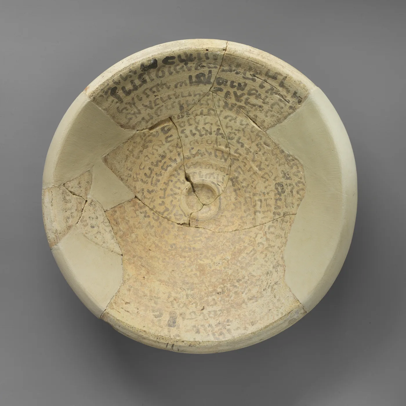 Incantation bowl with Aramaic inscription — تصویر رکورد موزهٔ متروپولیتن (دسترسی آزاد)